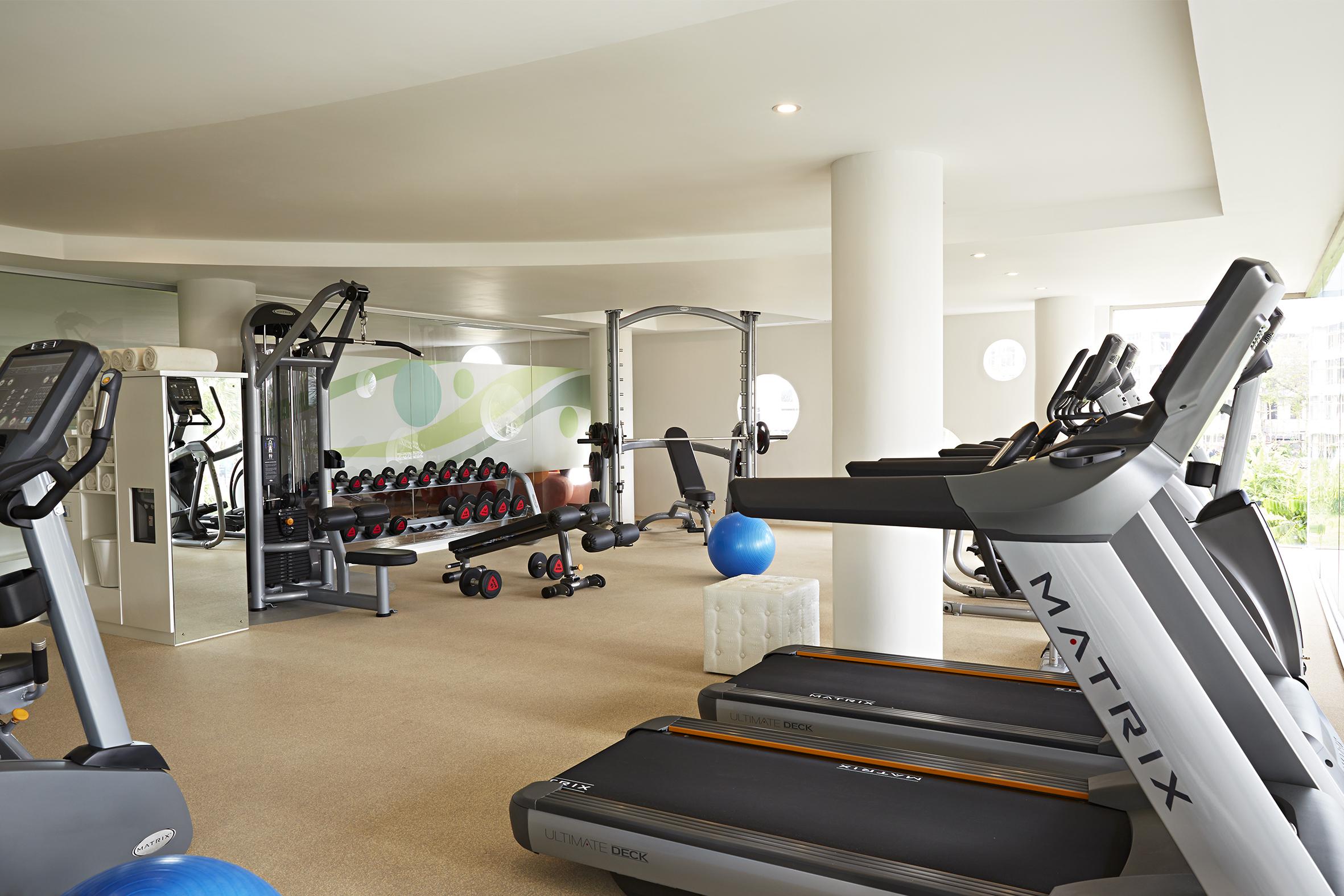 ดับเบิล ซิกซ์ ลักซัวรี โฮเต็ล ซมีญะก์ Hotel เซมินยัค ภายนอก รูปภาพ The gym at the hotel