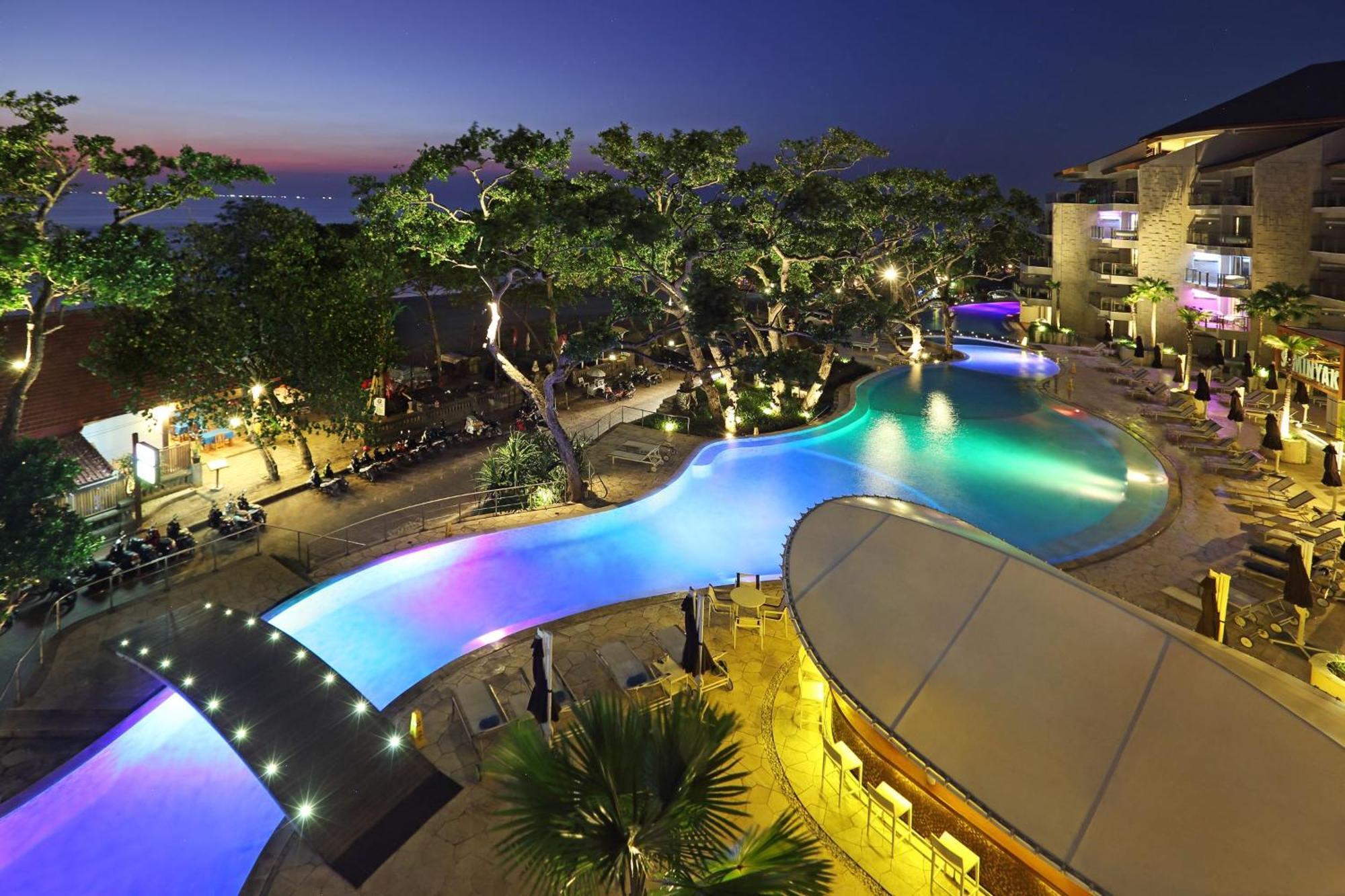 ดับเบิล ซิกซ์ ลักซัวรี โฮเต็ล ซมีญะก์ Hotel เซมินยัค ภายนอก รูปภาพ The pool at the resort