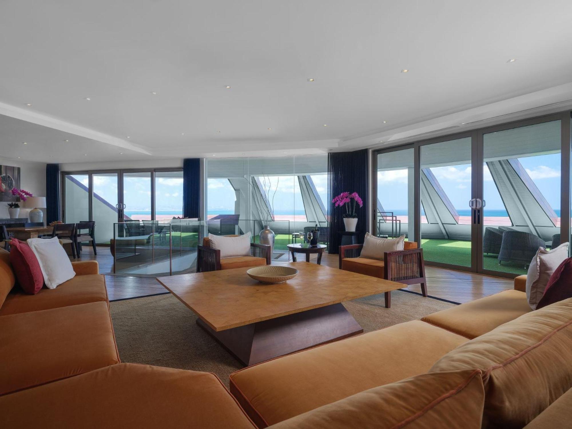 ดับเบิล ซิกซ์ ลักซัวรี โฮเต็ล ซมีญะก์ Hotel เซมินยัค ภายนอก รูปภาพ The living room of a penthouse suite at the Mandarin Oriental, Munich